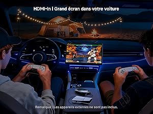 Le texte indique « Entrée HDMI | Grand écran dans votre voix ». Vue intérieure de la voiture montrant les manettes de jeu et l'écran d'affichage montés dans le véhicule.