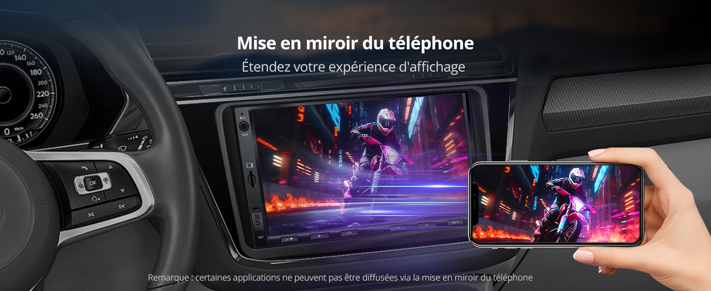 avec fonction de mise en miroir du smartphone affichée sur l'écran d'infodivertissement. Téléphone portable montrant une scène de jeu colorée, démontrant la capacité de mise en miroir de l'écran