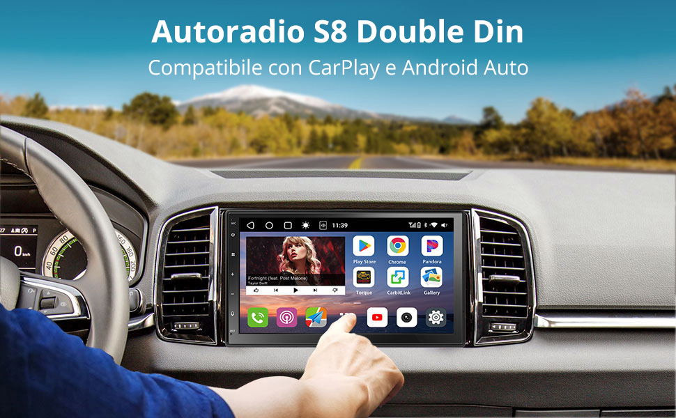 Display del cruscotto dell'auto che mostra la compatibilità con CarPlay e Android Auto, con più icone di app su un'interfaccia touchscreen montata nella console del veicolo.