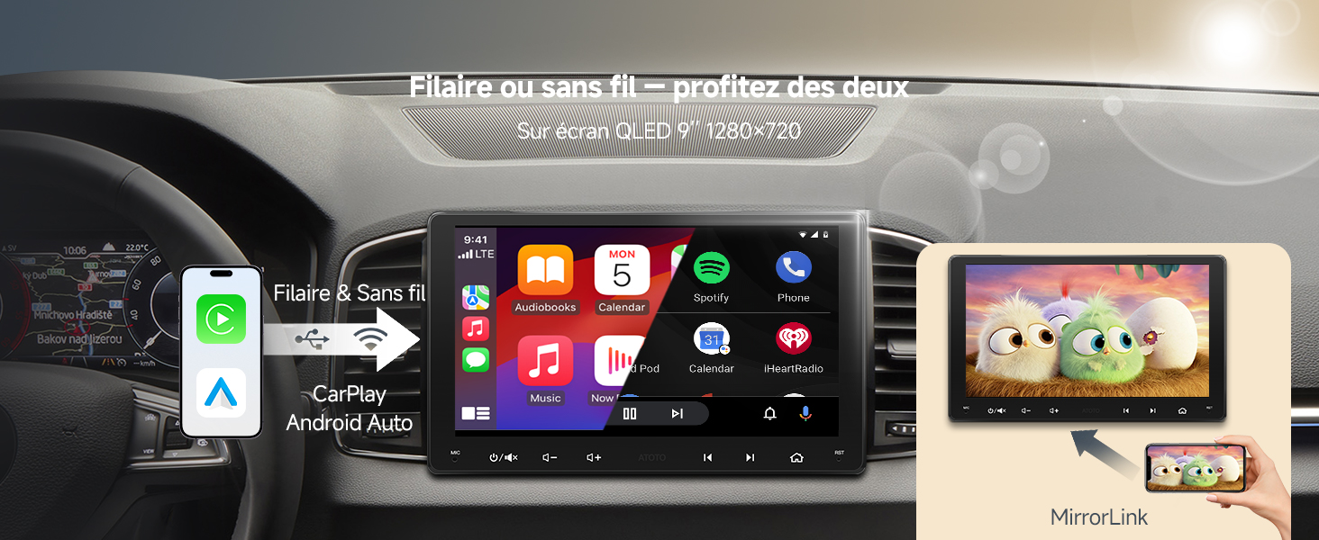 Affichage du tableau de bord de la voiture affichant l'interface Apple CarPlay avec les applications de navigation, de musique et multimédia. Une petite image incrustée montre la lecture de la vidéo à l'écran.
