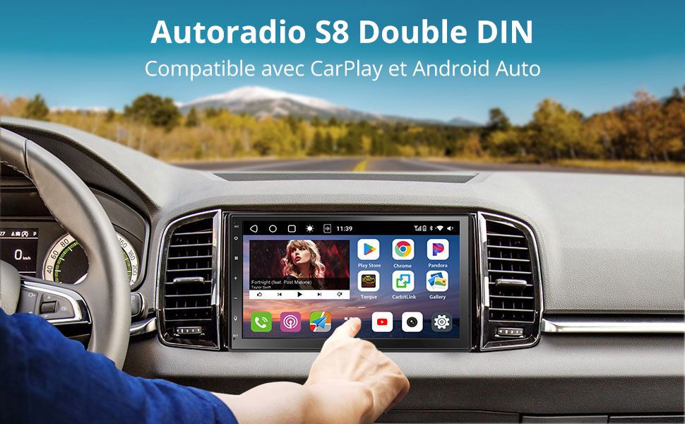 Écran stéréo de voiture double DIN affichant l'interface d'intégration du smartphone, compatible avec CarPlay et Android Auto, monté sur le tableau de bord du véhicule.