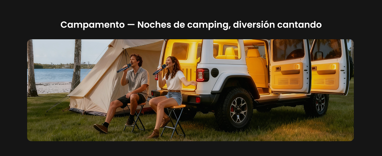 Escena de campamento al aire libre con autocaravanas y tiendas de campaña de estilo vintage instaladas en una zona cubierta de hierba durante el día, con la gente relajándose alrededor de las sillas de campamento.