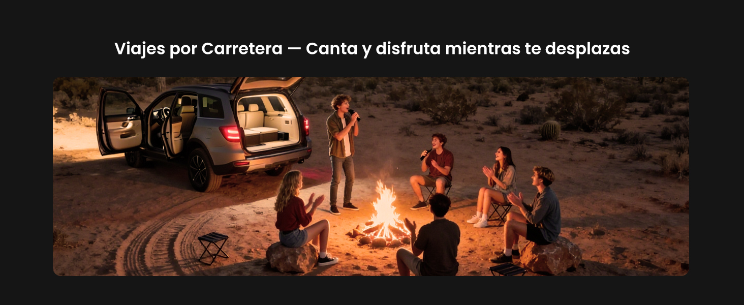 El texto dice «Viajes por Carretera - Canta y disfruta mientras te desplazas». Escena similar de acampada nocturna en el desierto con gente alrededor de una fogata y vehículos visibles en segundo plano.